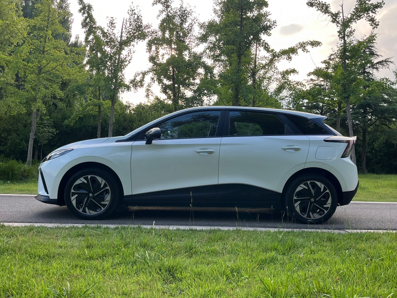 MG4 EV 2023 415km Champion photo 4
