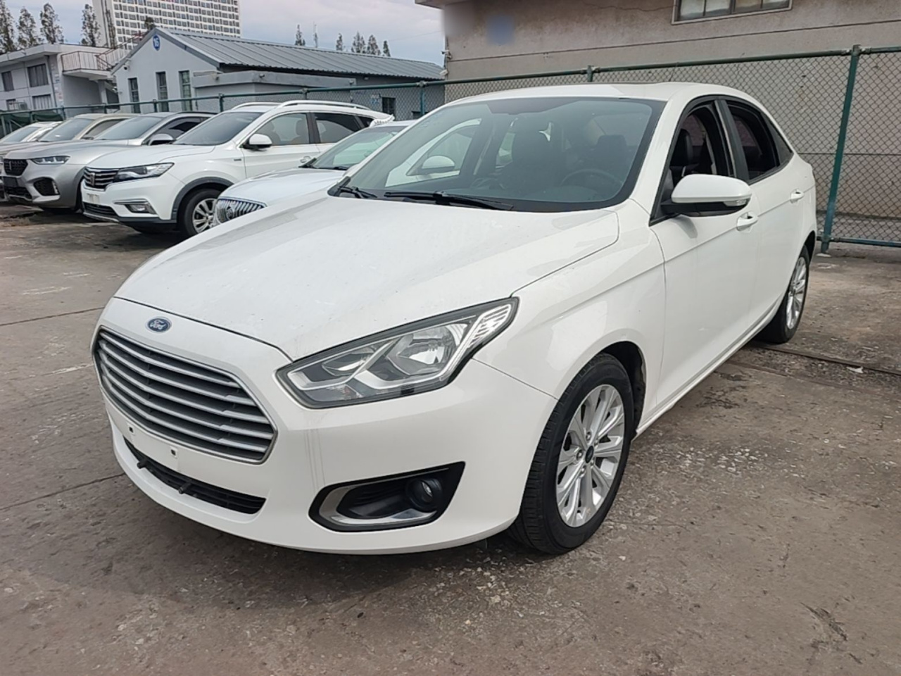 Escort 2015 1.5L MT Fashion