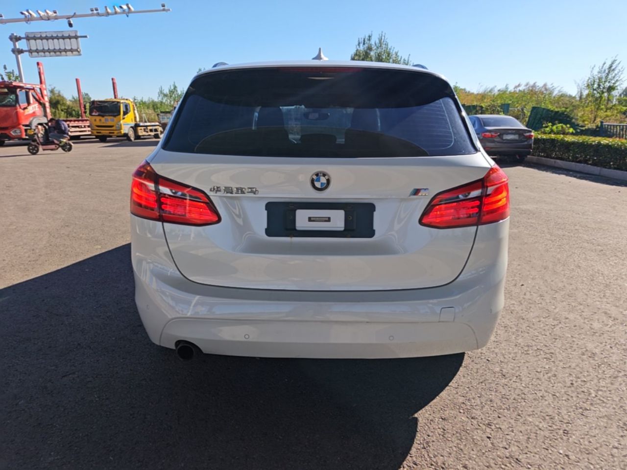 2 Series Wagon 2016 218i Leading photo 3