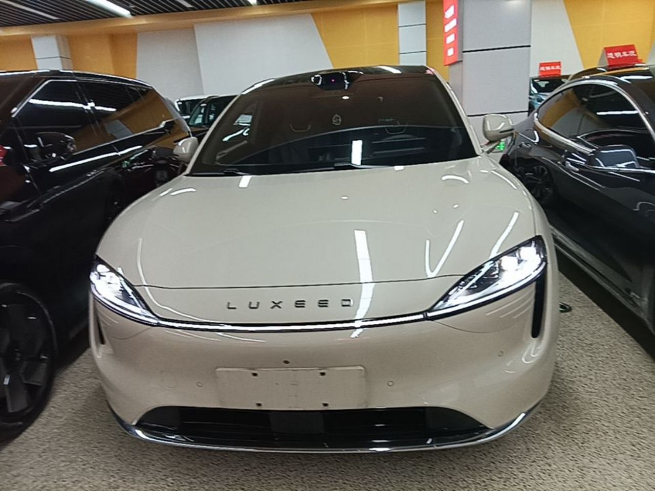 HIMA Luxeed R7 2025 EREV 251km Max photo 2