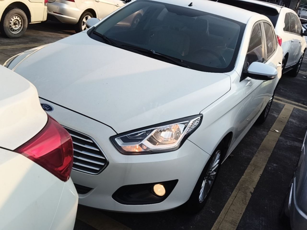 Escort 2015 1.5L AT Comfort