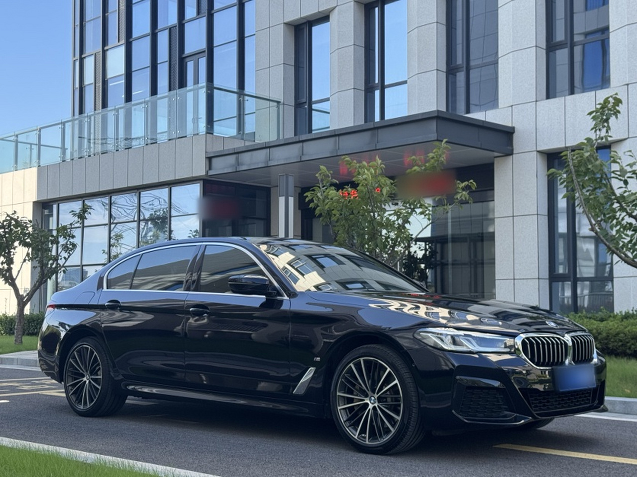 5 Series 2021 530Li Leading M Sport Package photo 2