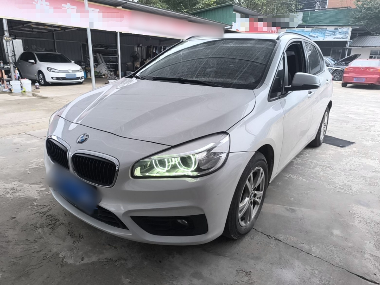 2 Series Wagon 2016 218i Leading