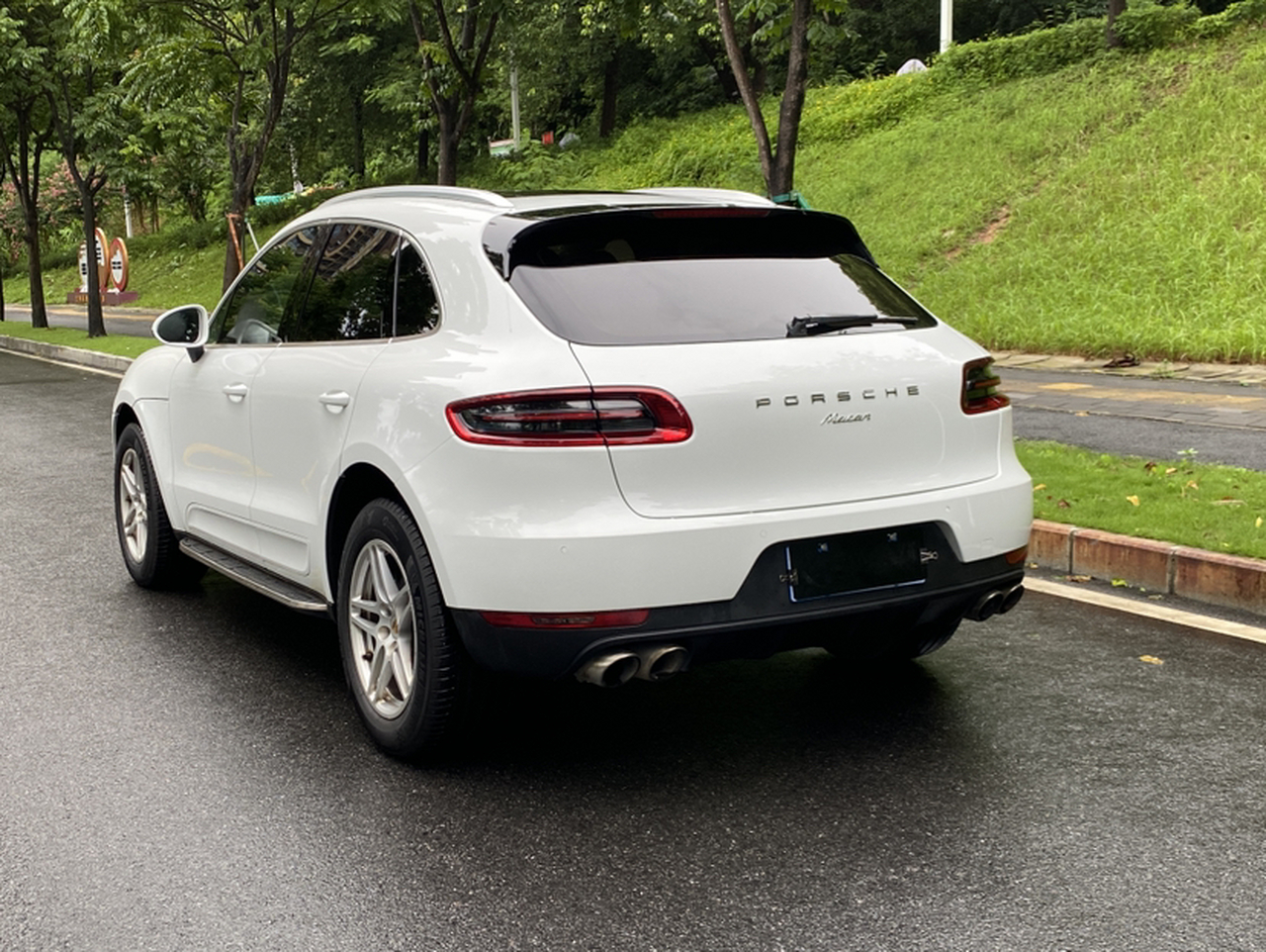 2017 Macan 2.0T photo 2