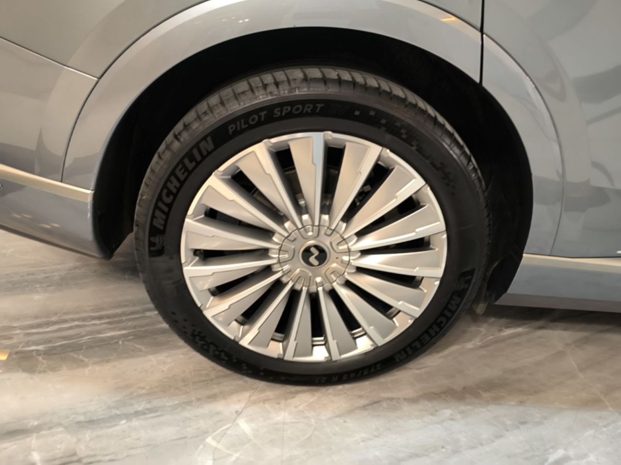 L90 2025 Ultra 6-Seater 60 photo 3