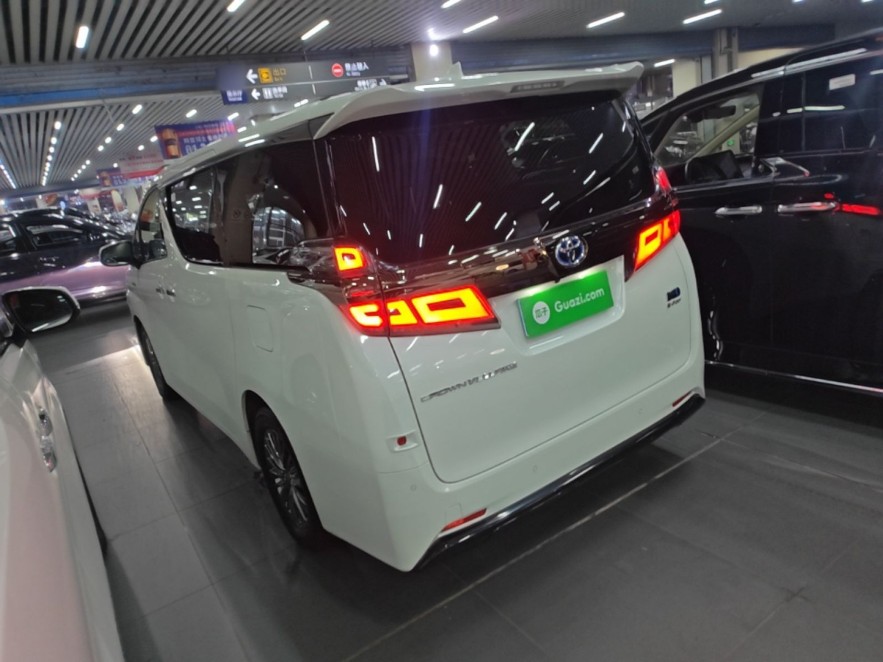 2023 Crown Hybrid 2.5L HV Luxury photo 4