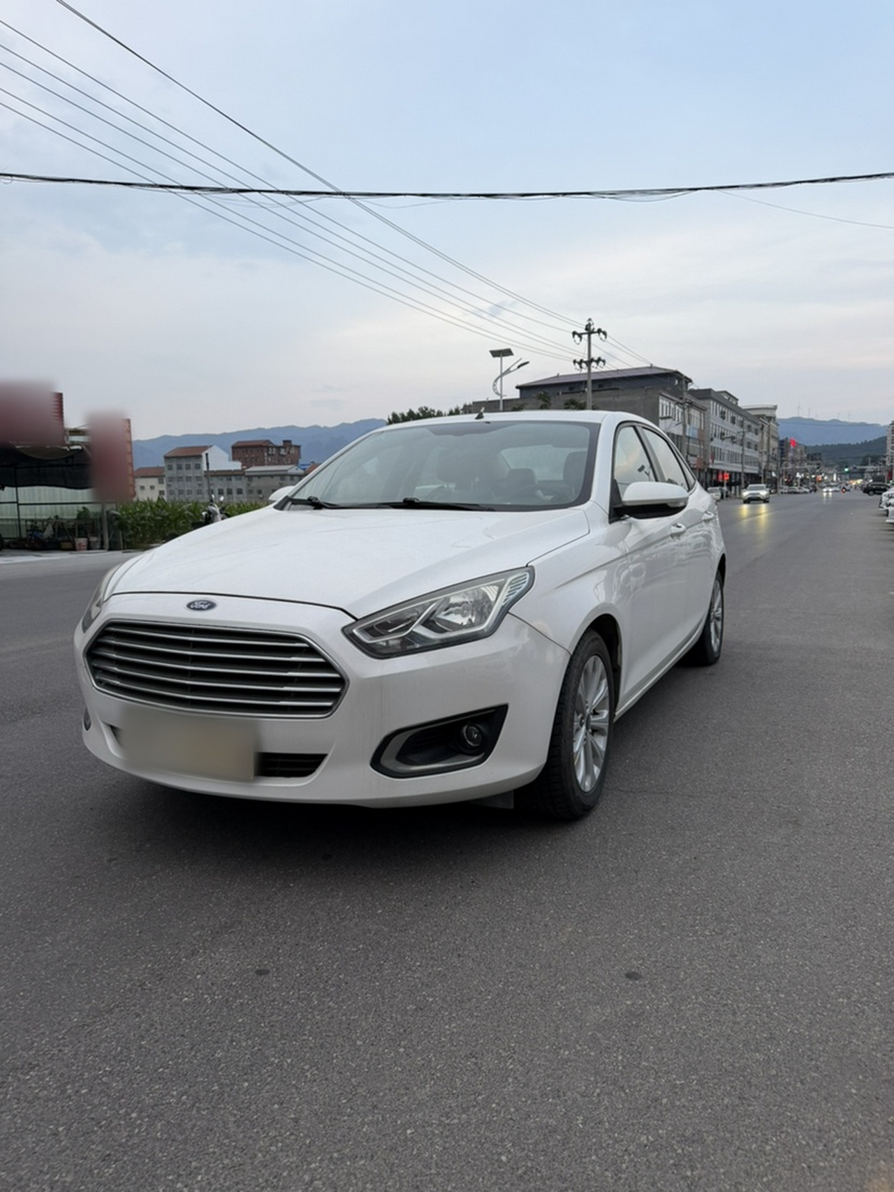 Escort 2015 1.5L MT Fashion