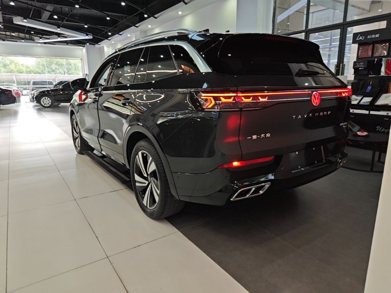2023 380TSI AWD R-Line photo 4
