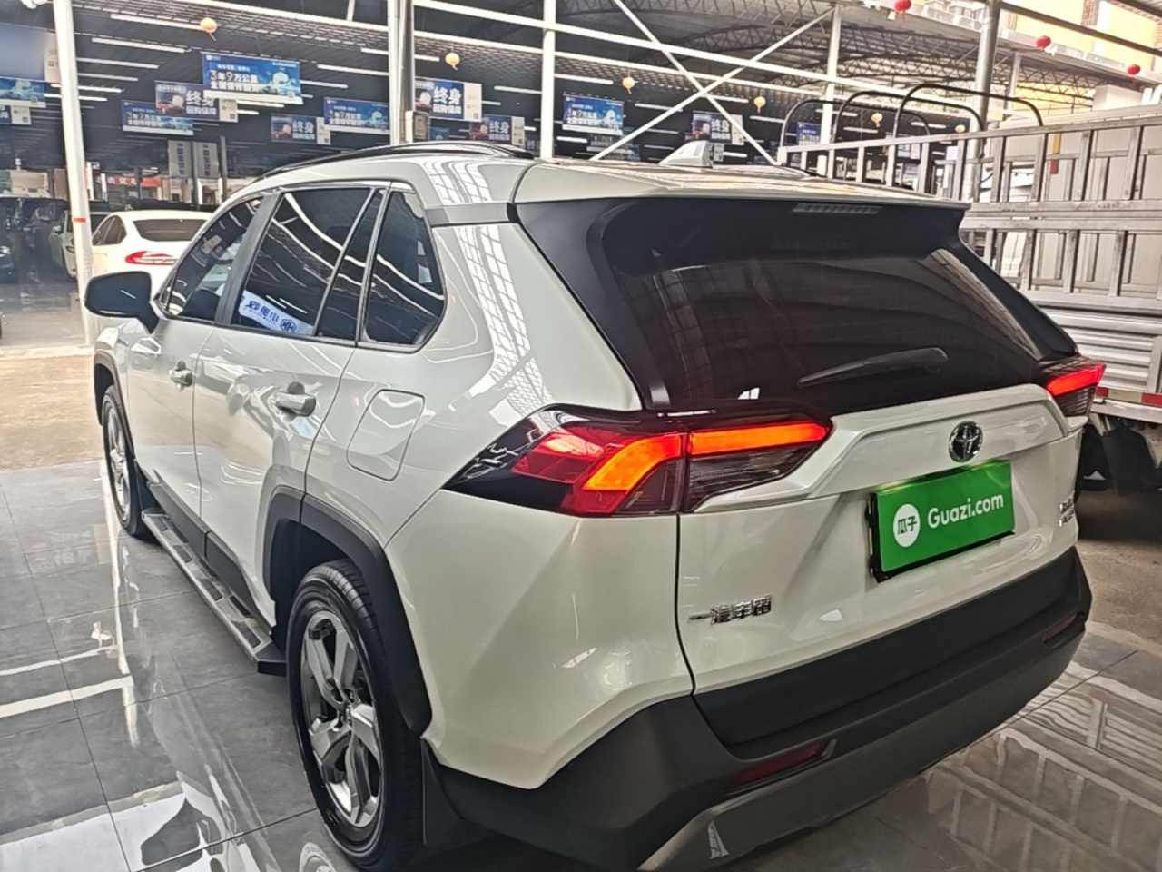 RAV4 2022 Hybrid 2.5L E-CVT RWD Elite photo 4