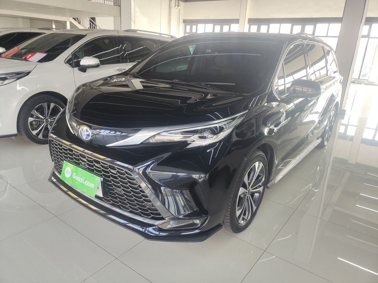 Granvia 2023 2.5L Hybrid Premium PLUS