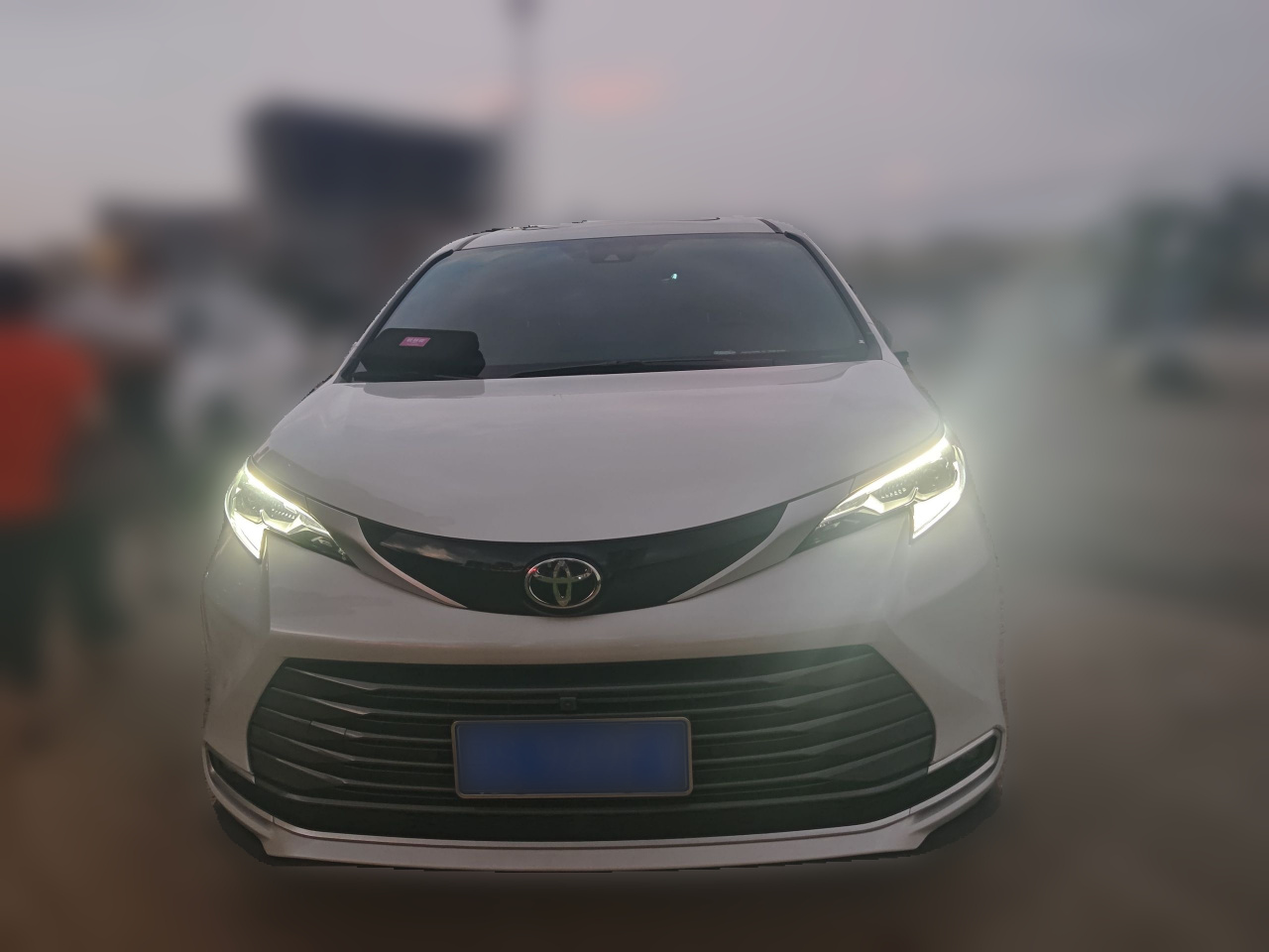 Sienna 2026 2.5L Hybrid RWD Premium photo 2