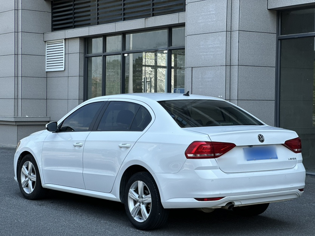 Lavida 2017 1.6L AT photo 3