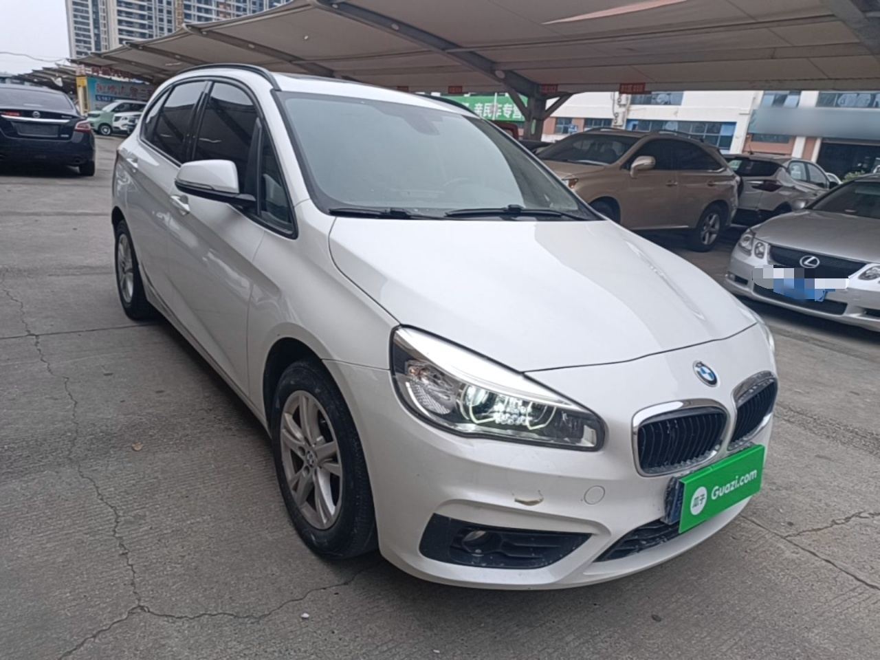 2 Series Wagon 2016 218i Leading photo 3
