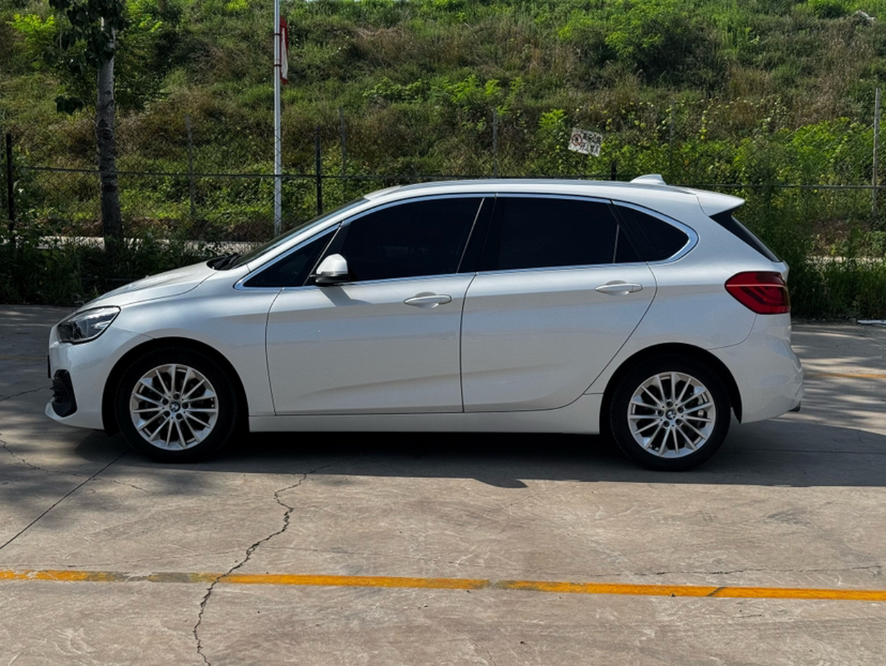 2 Series Wagon 2019 218i Leading photo 3
