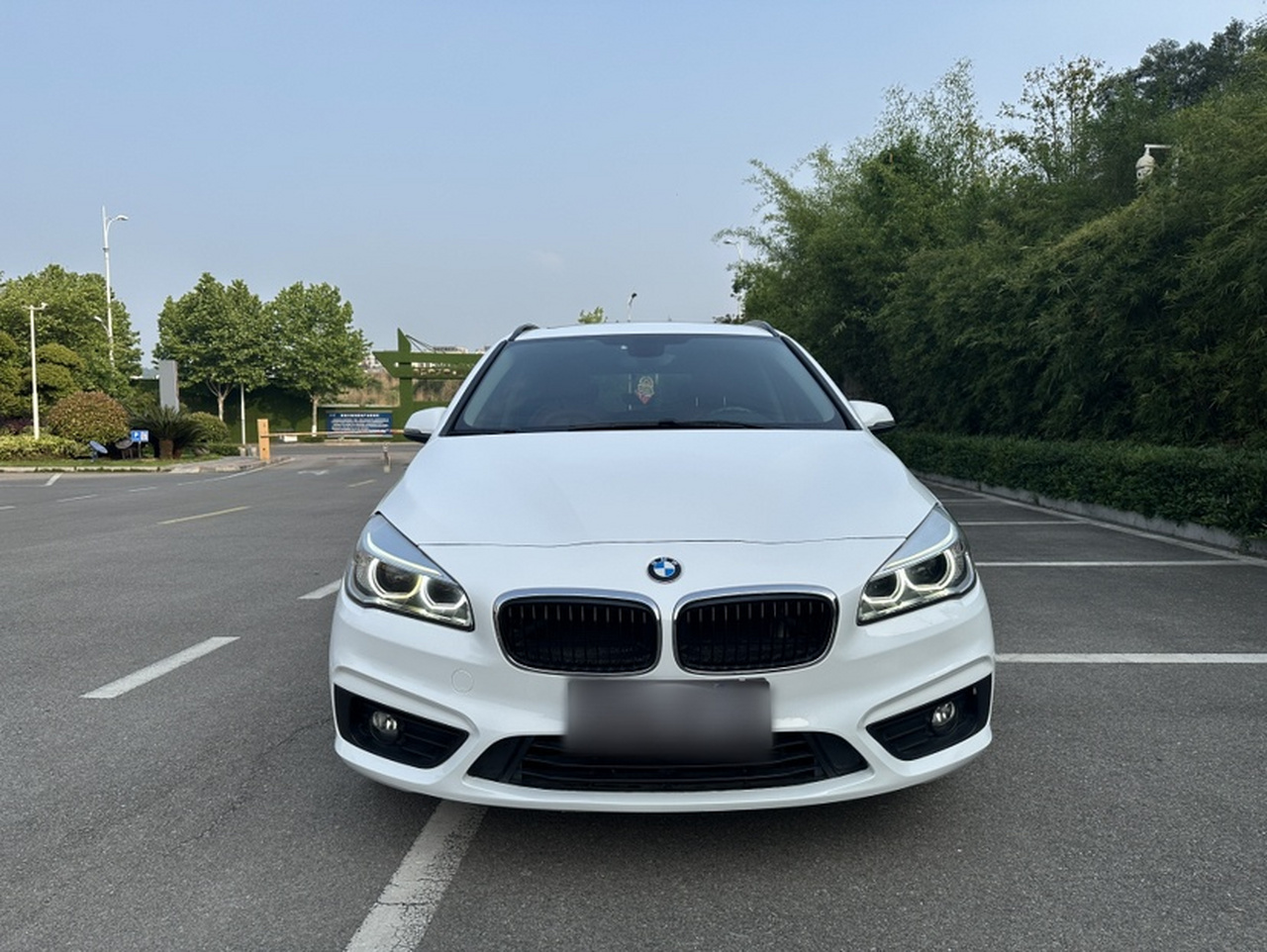 2 Series Wagon 2016 218i Leading photo 3