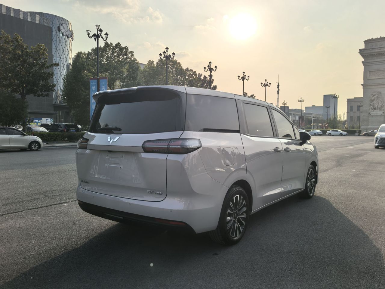 730 EV 2025 125km Luxury photo 4
