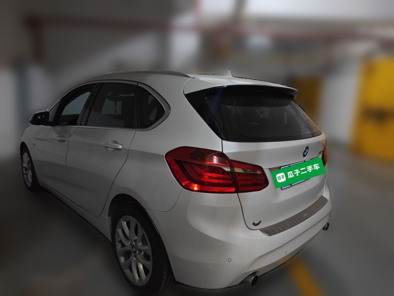 2 Series Wagon 2016 220i Leading photo 4