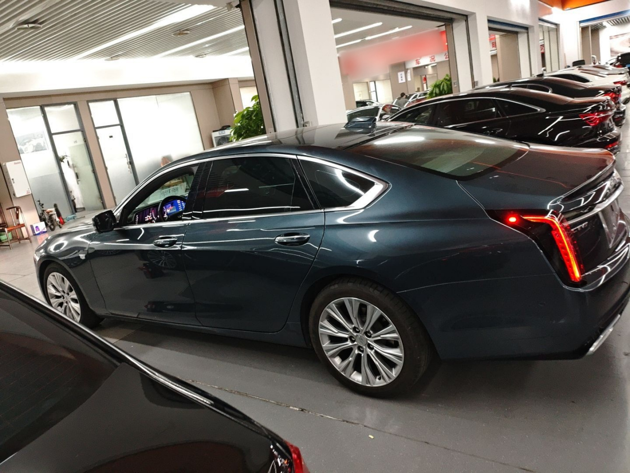 CT6 2023 28T Platinum photo 4