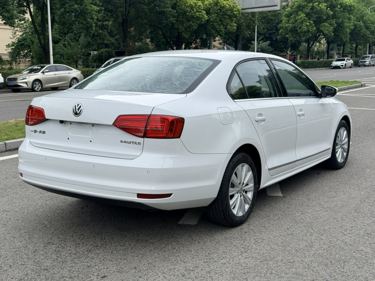 Sagitar 2015 1.6L AT Comfort photo 2