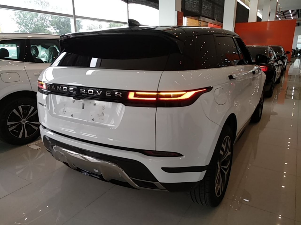 2024 Range Rover Evoque L SE photo 3