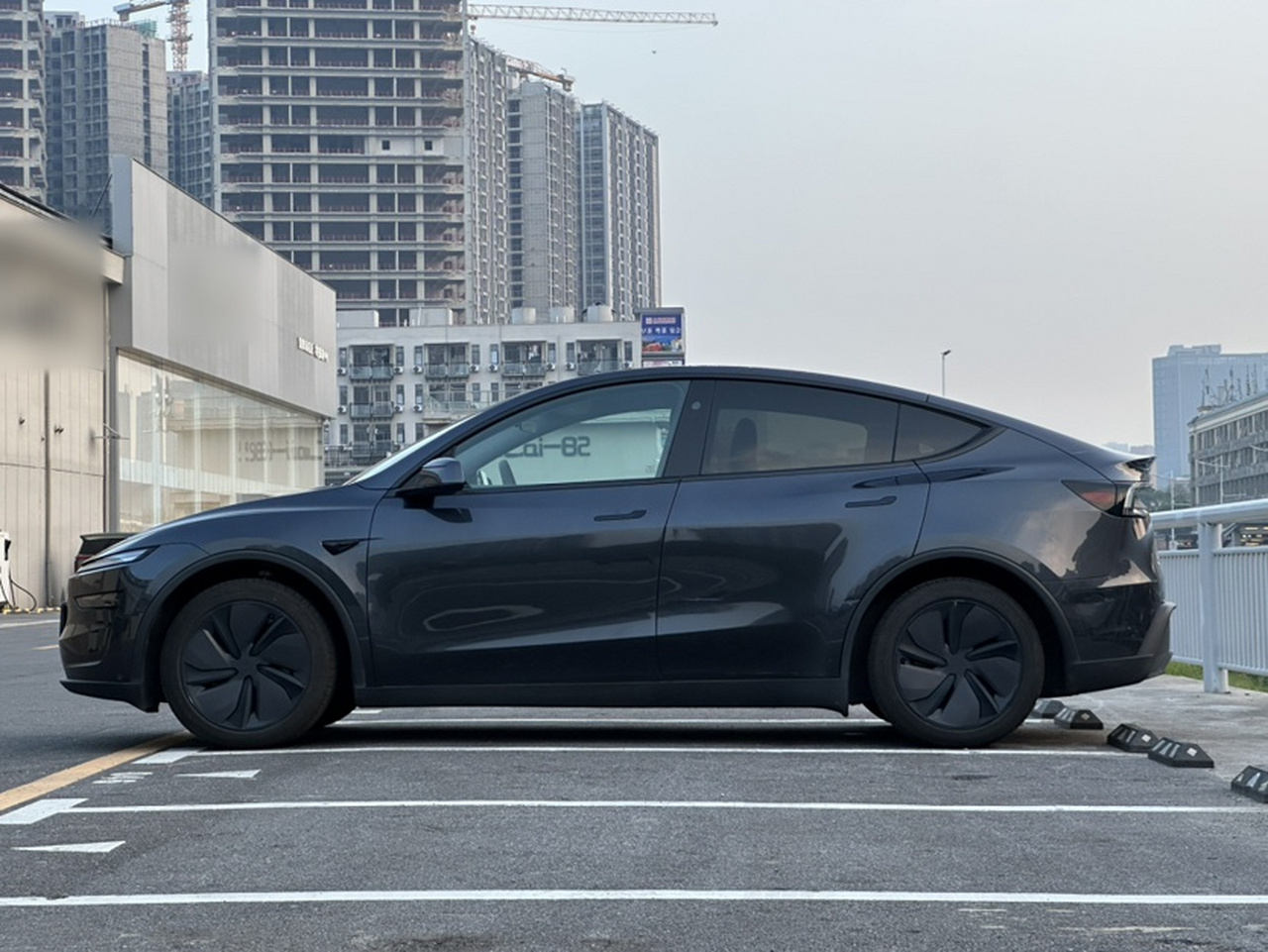 Model Y 2025 RWD photo 3