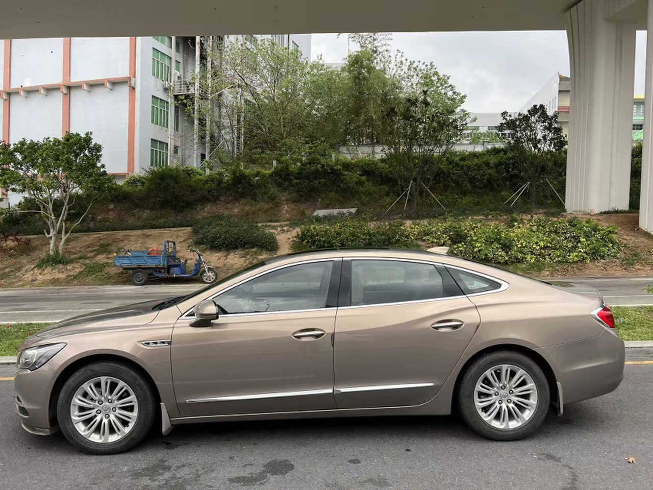LaCrosse 2016 30H Luxury photo 2