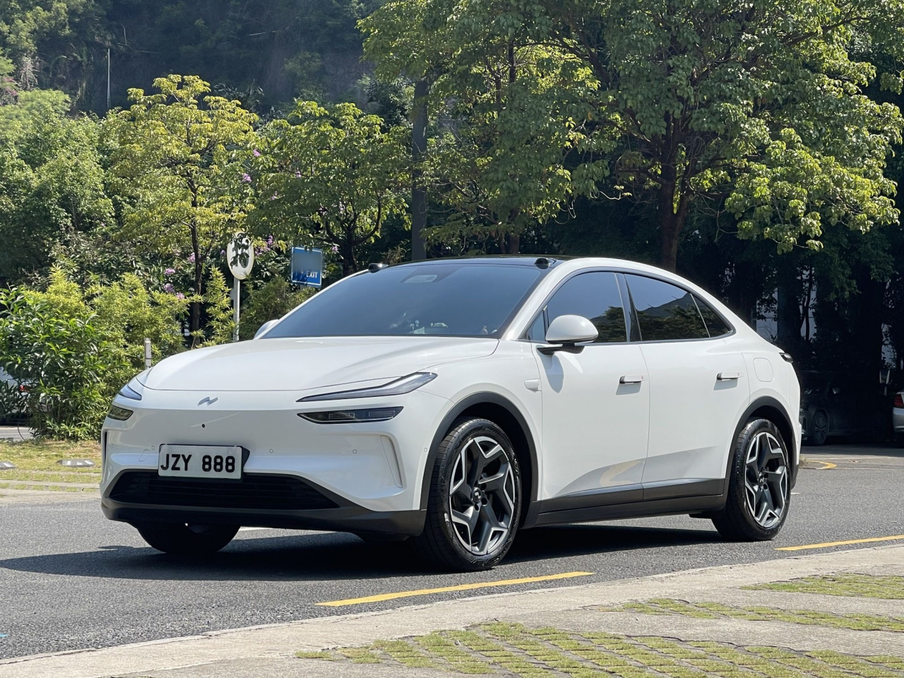 L60 2024 60kWh AWD