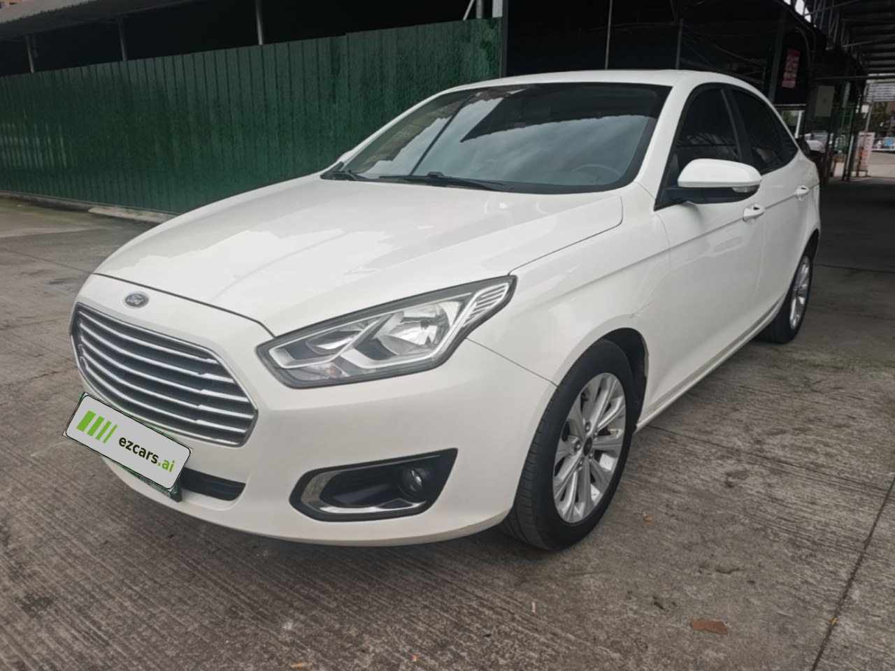 Escort 2015 1.5L MT Fashion