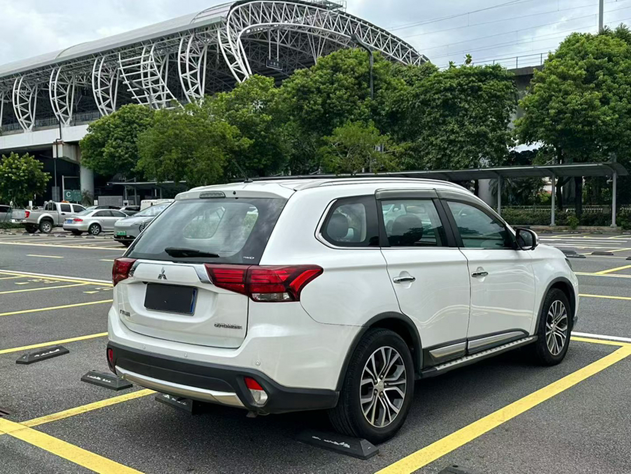 Outlander 2016 2.4L AWD Elite 5-Seater photo 2