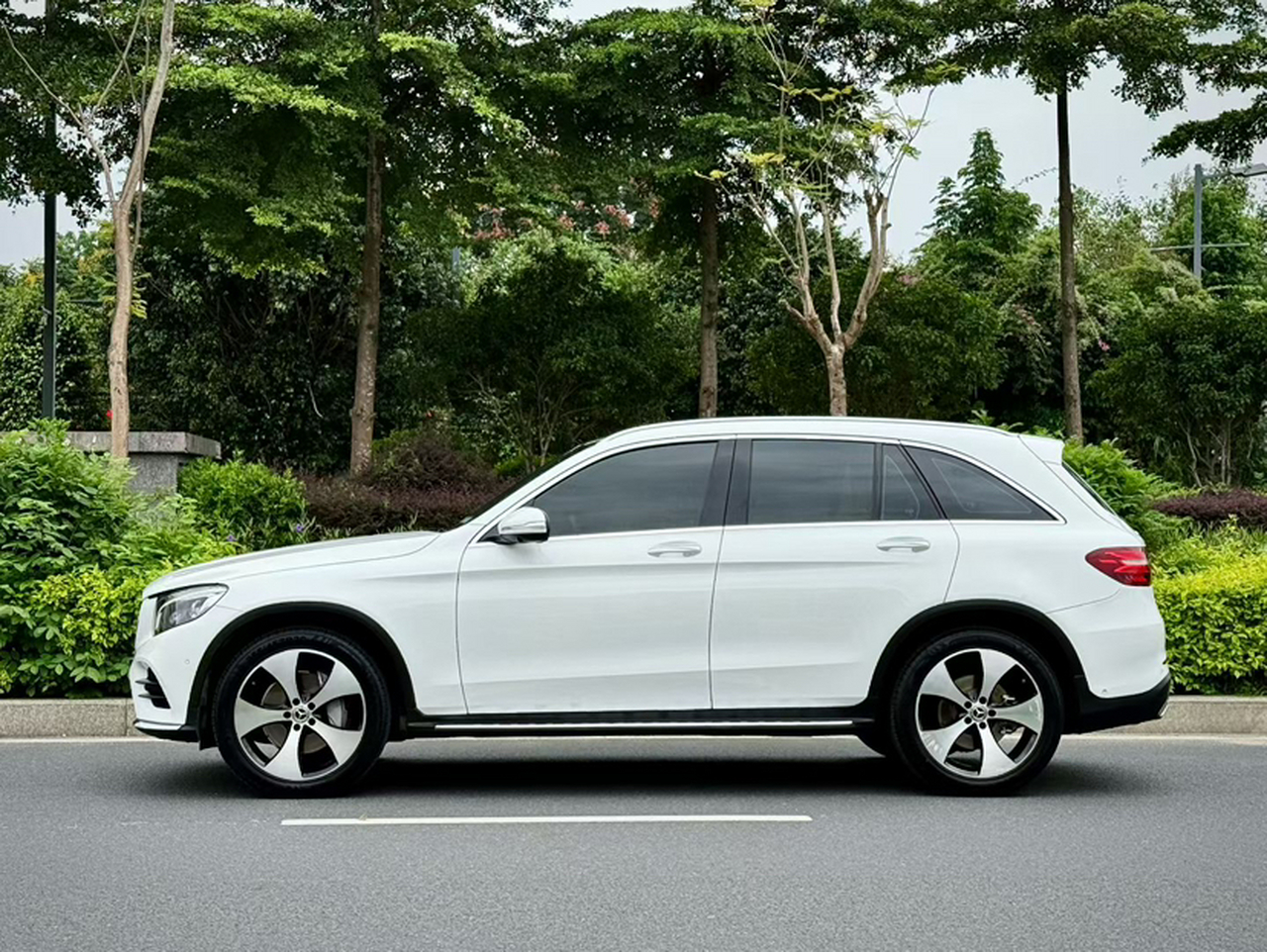 GLC 2018 GLC 300 4MATIC Dynamic photo 3