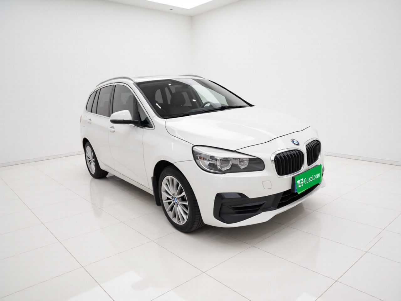 2 Series Wagon 2019 220i Leading photo 3