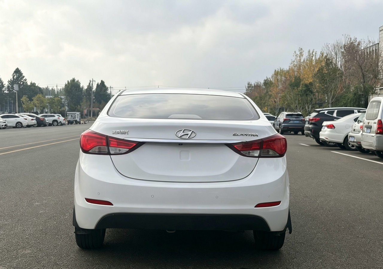 Elantra 2016 1.6L MT Premium photo 5