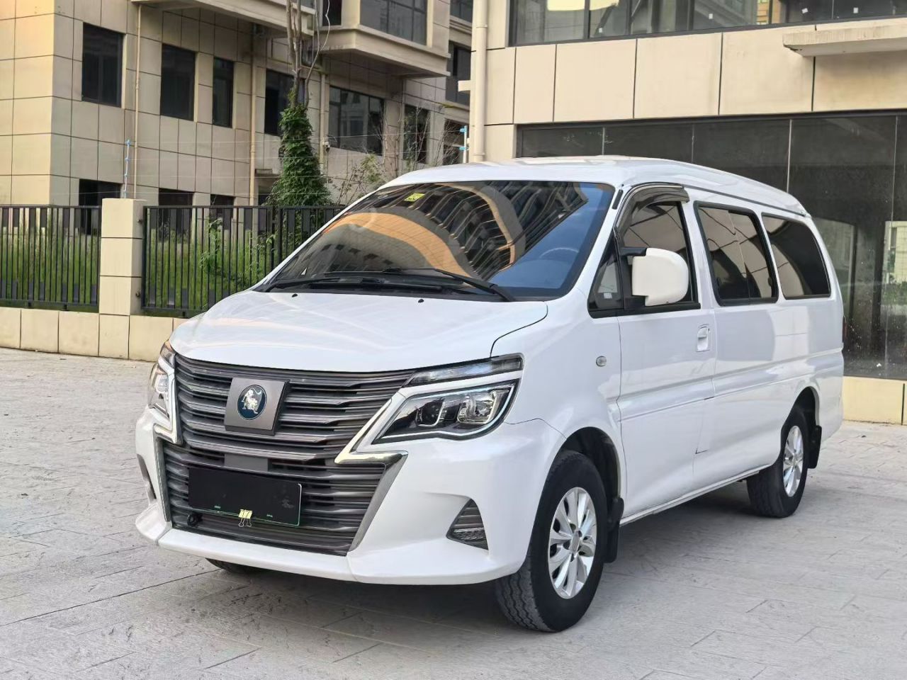 Lingzhi M5EV 2022 7-Seater
