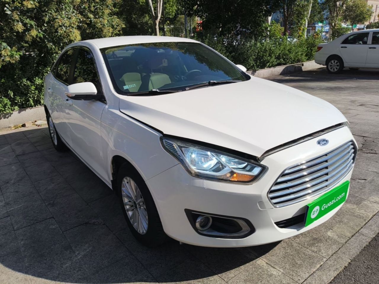 Escort 2015 1.5L AT Comfort photo 3