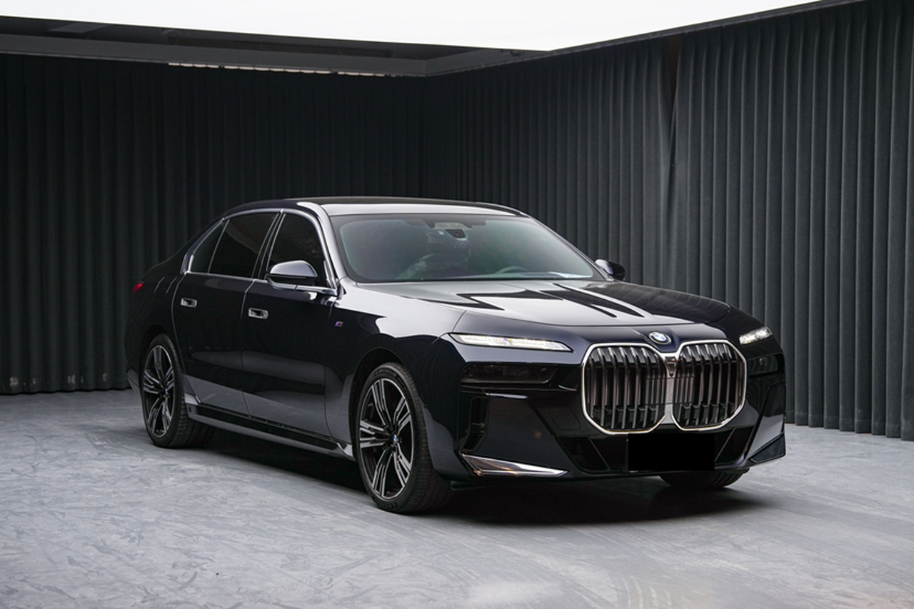 7 Series 2023 740Li Exclusive M Sport Package photo 3