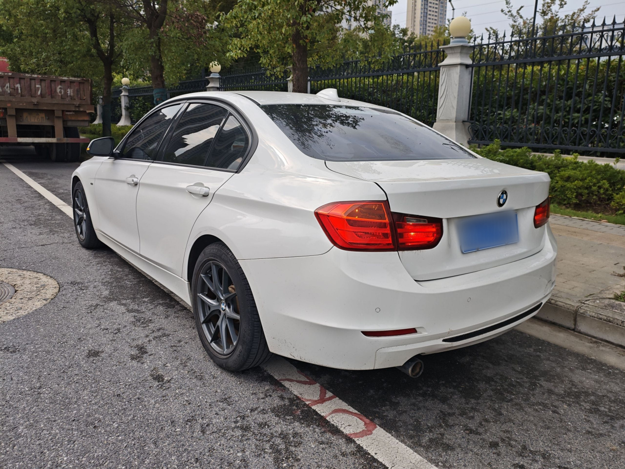 3 Series 2015 320i Sport Design Package photo 4