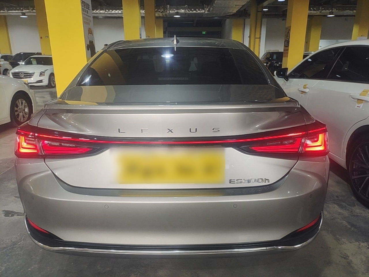ES 2025 300h Exclusive photo 5
