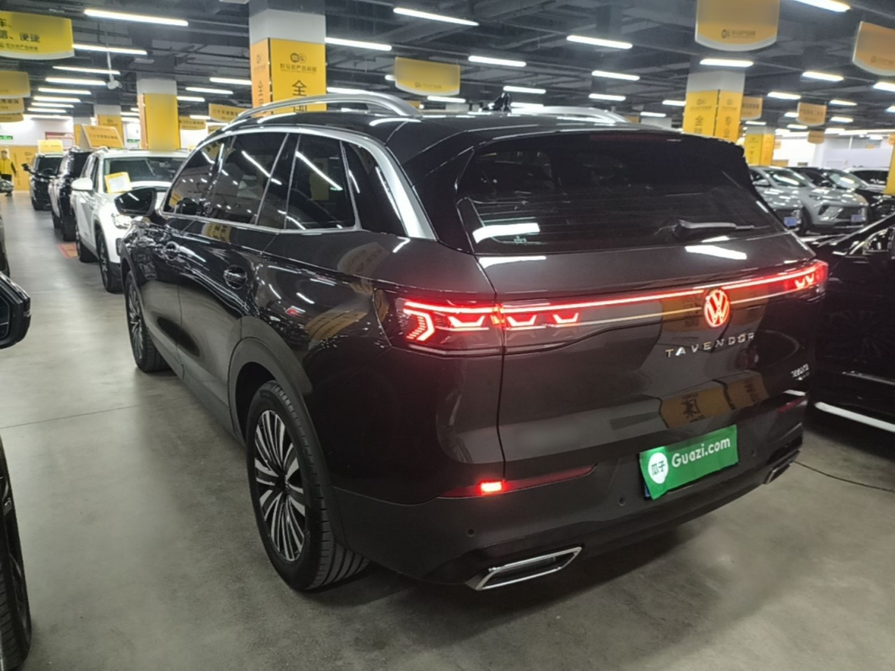 2023 330TSI Luxury photo 4