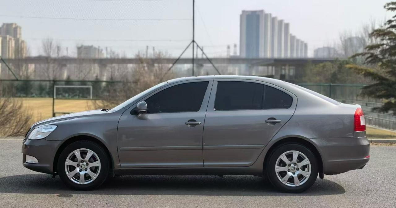 Octavia 2015 Classic 1.6L MT photo 3