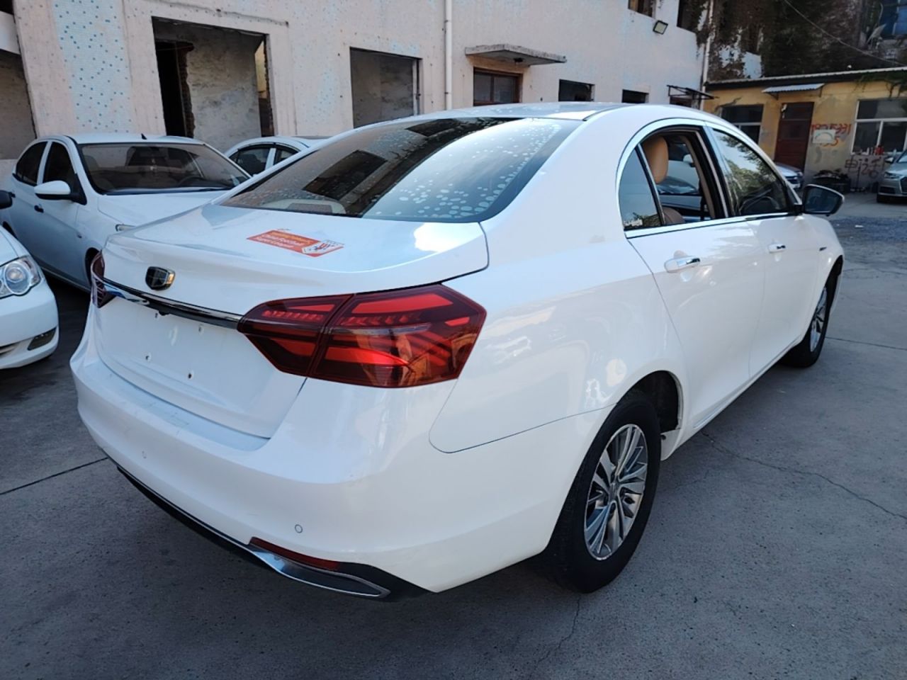 Emgrand 2018 1.5L MT Luxury photo 4