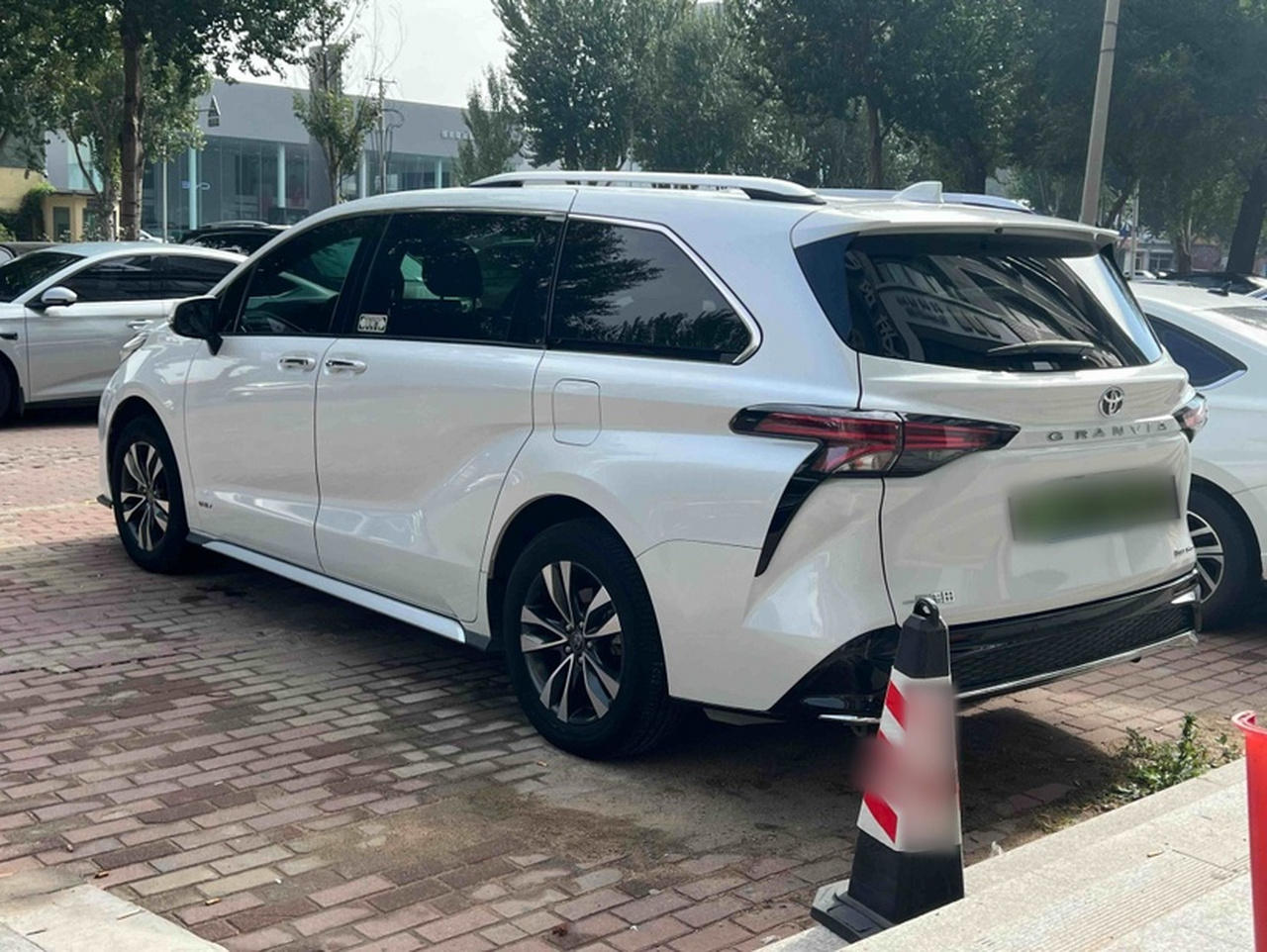 Granvia 2024 2.5L Hybrid Premium PLUS AWD photo 4