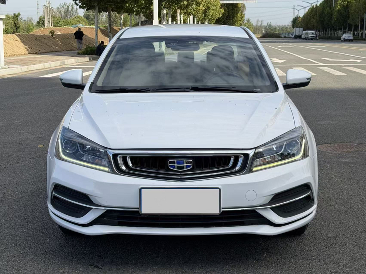 Emgrand 2018 1.5L CVT Luxury photo 5