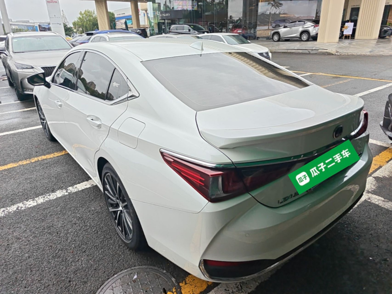 ES 2021 300h Exclusive photo 4