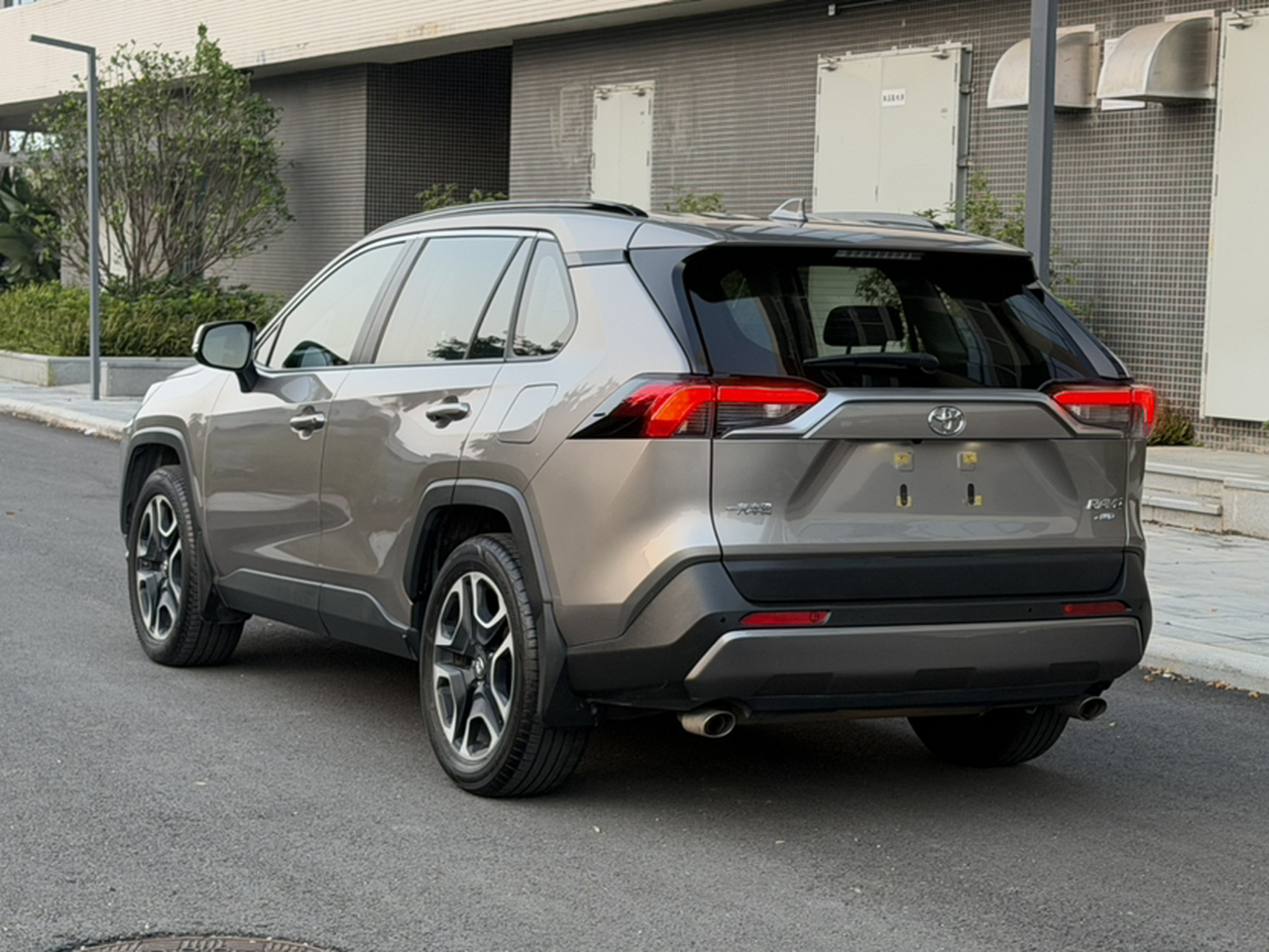 RAV4 2020 2.0L CVT AWD Premium photo 4