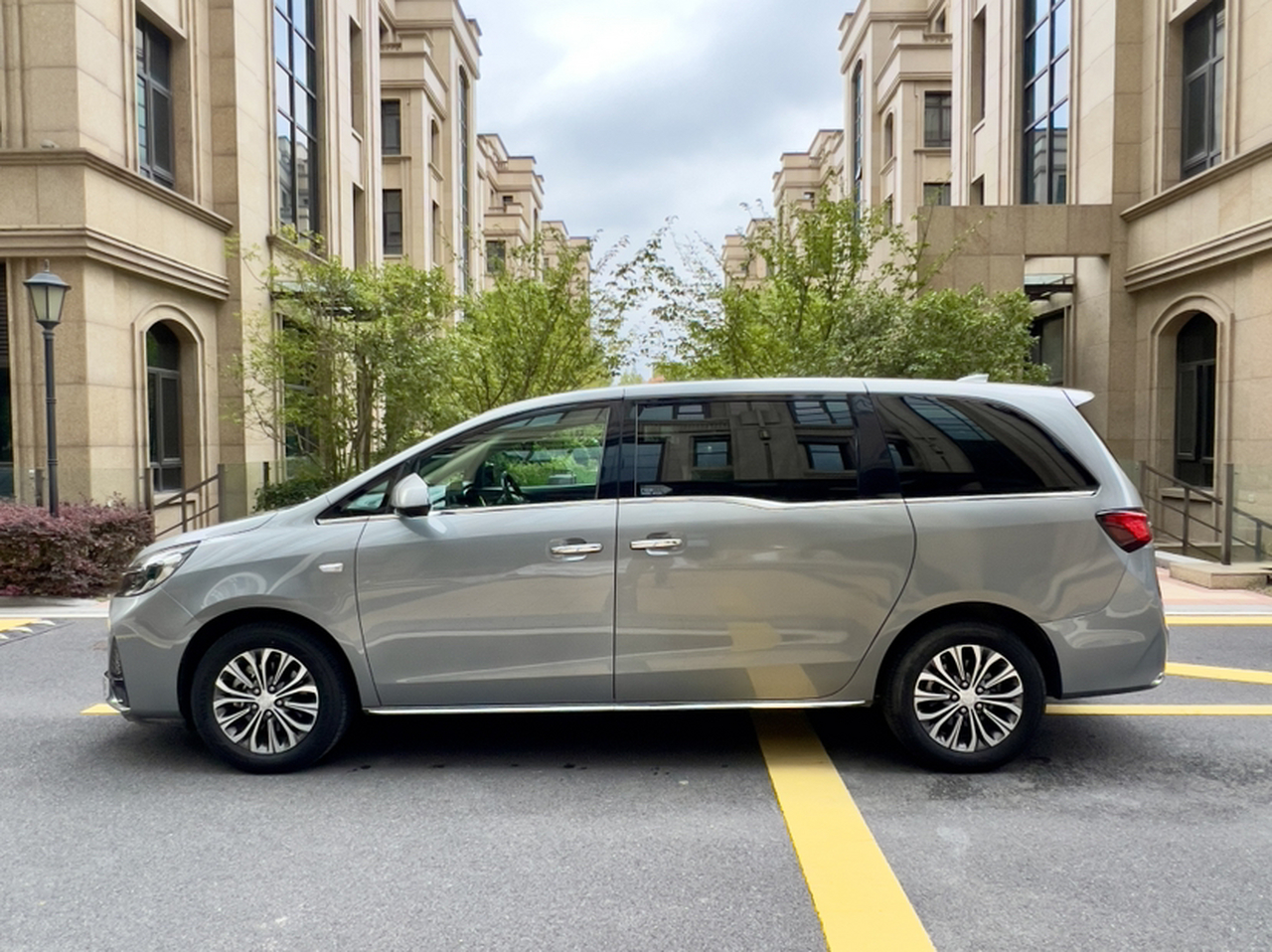 GL8 2023 Facelift Luxury photo 3
