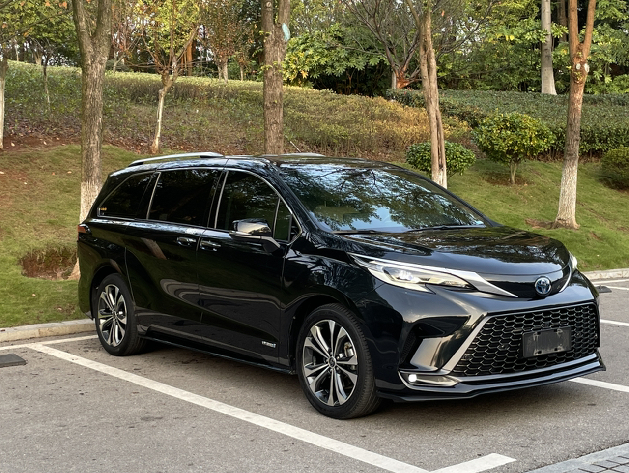 Granvia 2022 2.5L Hybrid photo 3