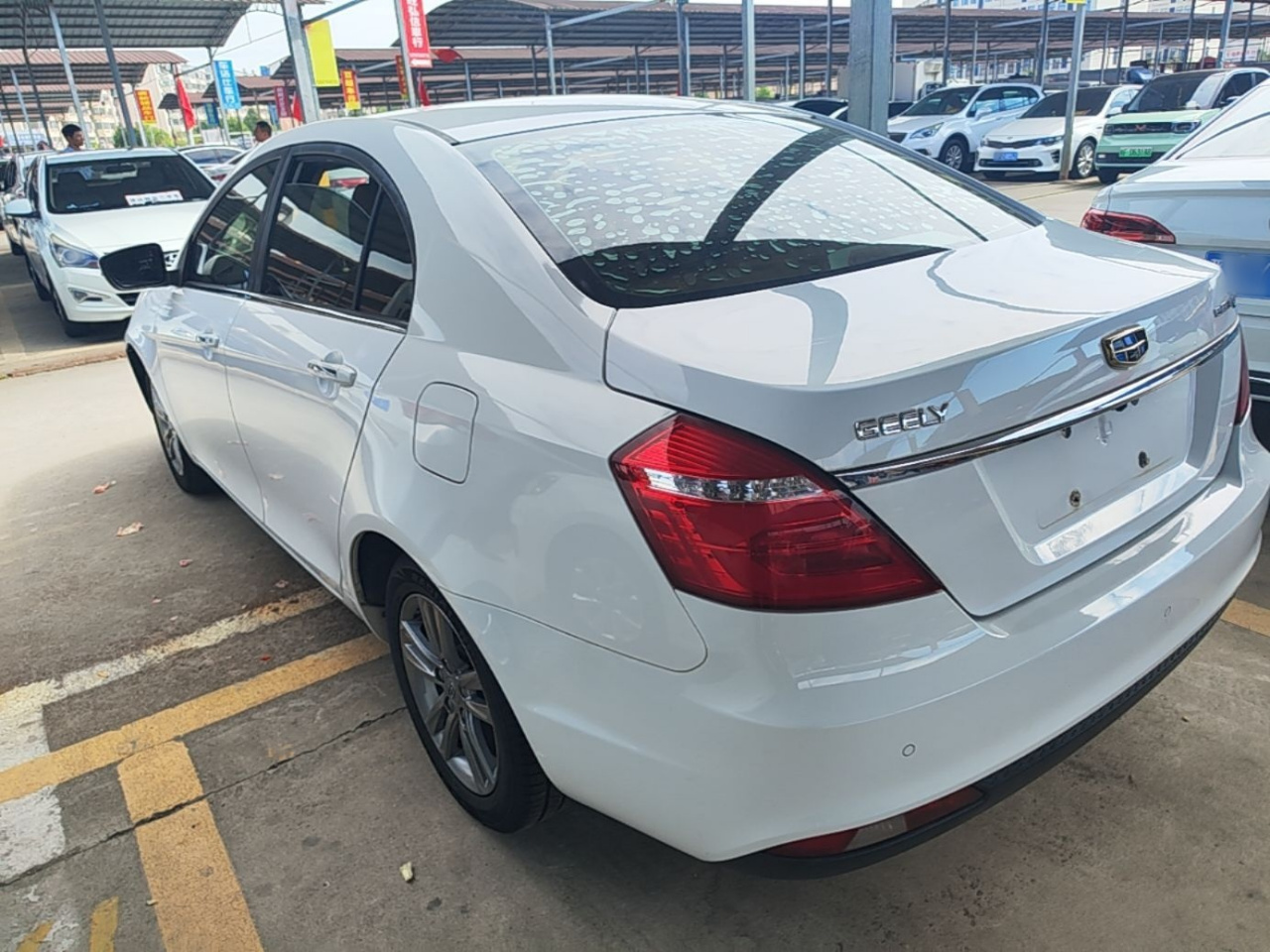 Emgrand 2017 Sedan 1.5L CVT Luxury photo 4
