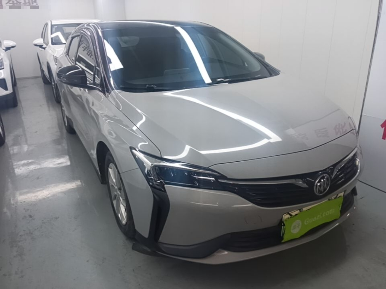 6 2022 PHEV Fashion photo 3