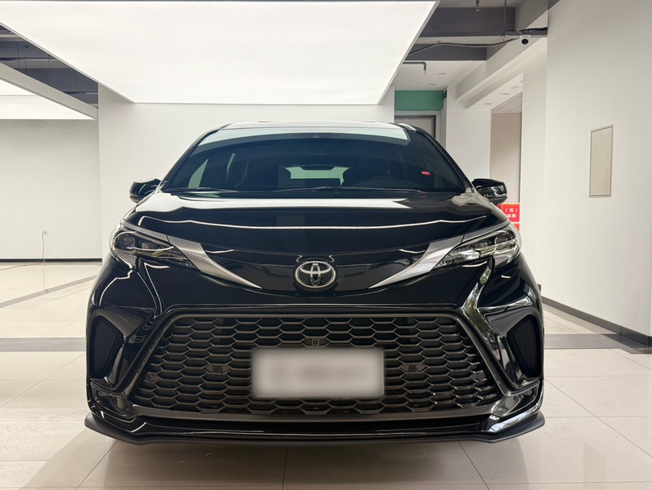 Granvia 2026 2.5L Hybrid MAX AWD photo 3