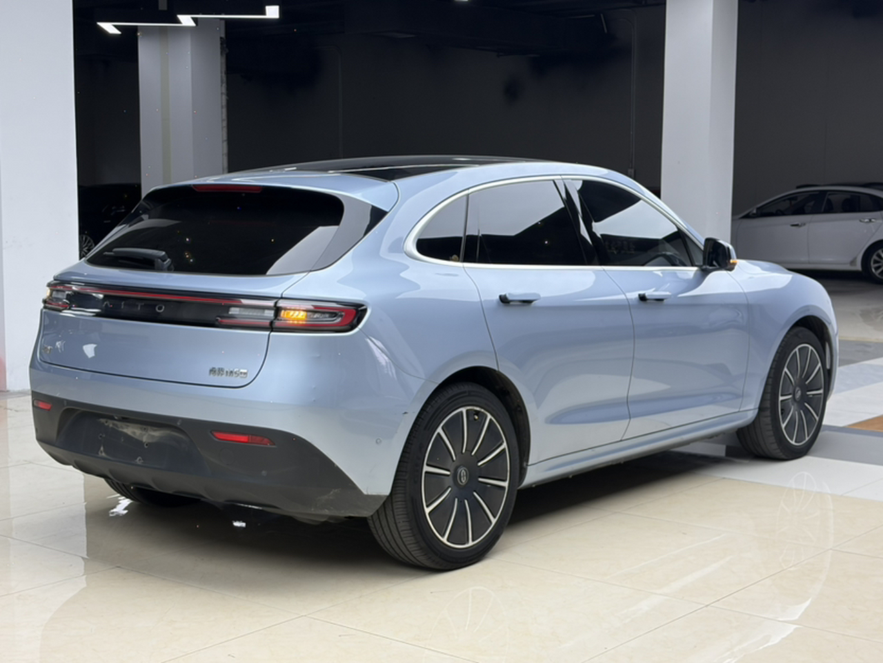 HIMA AITO M5 2022 EV AWD Performance photo 2